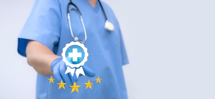 Surgeon pointing at a five-star rating on screen, representing HIPAA-compliant patient feedback and online reputation management in healthcare.
