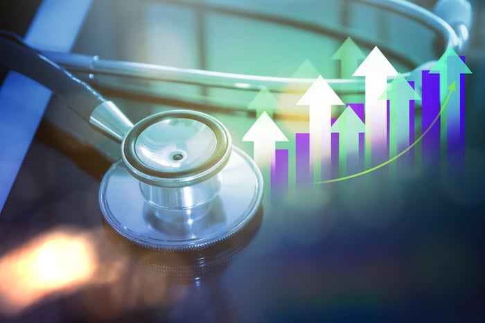 Stethoscope with rising arrows representing growth — symbolizing innovative digital marketing strategies for doctors in 2025.