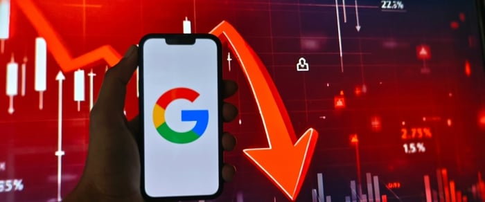 Bearish stock chart and a downward red arrow behind the Google logo, symbolizing the failure of 2020-era marketing strategy under the 2025 Google Mandate.